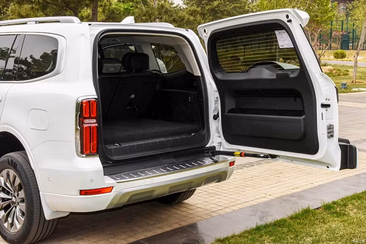 Tiện nghi thôi chưa đủ, Tank 500 Hi4-T 2023 còn có nhiều tính năng an toàn như 6 túi khí, camera 360 độ, đỗ xe thông minh, hệ thống kiểm soát hành trình thích ứng, hỗ trợ giữ làn đường, cảnh báo va chạm và đỗ xe tự động.