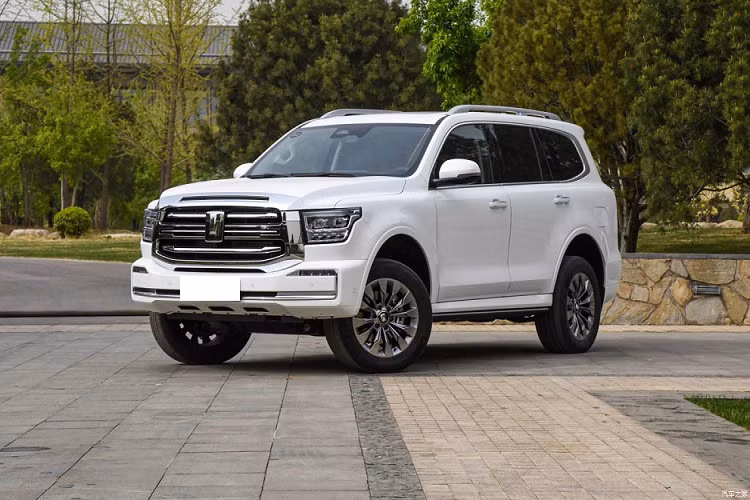 Không chỉ tiết kiệm xăng, Tank 500 Hi4-T 2023 còn có khả năng off-road với hệ dẫn động 4 bánh TOD. Hệ dẫn động này có thể chuyển đổi mô-men xoắn 0-100% giữa 2 cầu trước trước/sau. 