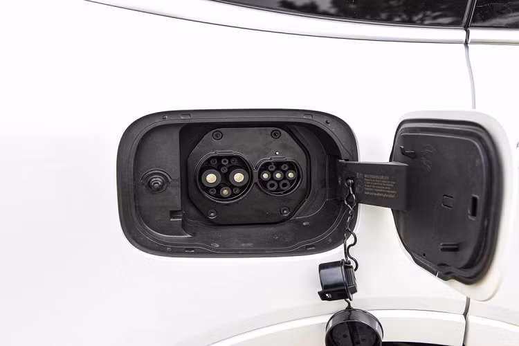 Trong đó, động cơ xăng tạo ra công suất tối đa 180 kW (242 mã lực) và mô-men xoắn cực đại 380 Nm. Con số tương ứng của mô-tơ điện là 120 kW (160 mã lực) và 400 Nm. Sức mạnh động cơ cho phép mẫu SUV hạng trung này tăng tốc từ 0-100 km/h trong thời gian 6,9 giây.