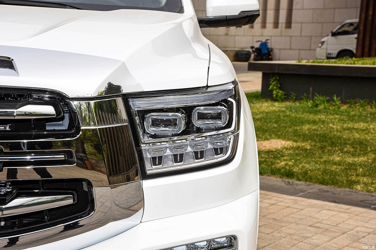 Trong khi đó, khóa vi sai cầu sau được trang bị hệ thống chạy mọi địa hình với 11 chế độ. Ngoài ra, mẫu SUV Trung Quốc này còn có tính năng vượt địa hình ở tốc độ thấp, góc tiếp cận 29,5 độ, góc thoát 24 độ, chiều cao gầm 213 mm và sức kéo 2,5 tấn.