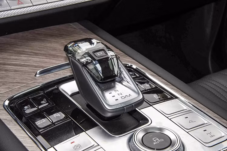 Tank 500 Hi4-T 2023 sở hữu cấu hình nội thất 5 chỗ ngồi với ghế có tính năng sưởi, thông gió và massage. Bên cạnh đó là cửa tự hít với tính năng phá băng vào mùa đông. Tính năng điều khiển từ xa cho phép người lái dùng điện thoại thông minh để bật/tắt máy, mở/khóa cửa, tìm kiếm vị trí xe và bật điều hòa trước khi lên xe.