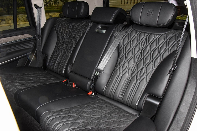 Trước mặt người lái là vô lăng 3 chấu, tích hợp phím chức năng, bảng đồng hồ kỹ thuật số 12,3 inch, màn hình cảm ứng trung tâm 14,6 inch và màn hình hiển thị thông tin kính lái HUD hỗ trợ điều khiển bằng giọng nói. Ở bệ tì tay giữa ghế sau còn có thêm một màn hình 7 inch để hành khách chỉnh các tính năng của xe.