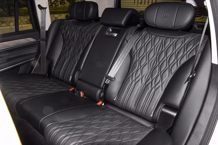 Trước mặt người lái là vô lăng 3 chấu, tích hợp phím chức năng, bảng đồng hồ kỹ thuật số 12,3 inch, màn hình cảm ứng trung tâm 14,6 inch và màn hình hiển thị thông tin kính lái HUD hỗ trợ điều khiển bằng giọng nói. Ở bệ tì tay giữa ghế sau còn có thêm một màn hình 7 inch để hành khách chỉnh các tính năng của xe.