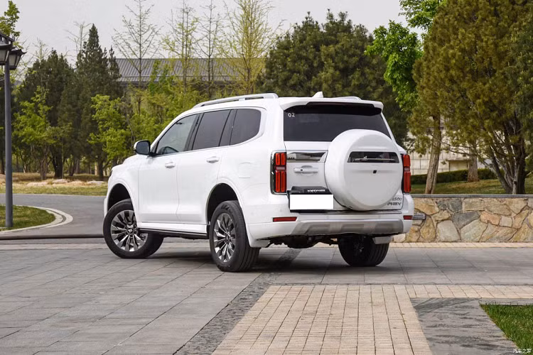 Bên trong xe, Tank 500 Hi4-T 2023 tạo cảm giác sang trọng bằng ghế bọc da Nappa và những khu vực ốp gỗ như mặt táp-lô, tapi cửa hay cụm điều khiển trung tâm. Ở chính giữa 2 cửa gió điều hòa trung tâm còn có đồng hồ báo giờ theo phong cách của những mẫu xe hạng sang như Rolls-Royce hay Bentley. Trong khi đó, trên cụm điều khiển trung tâm xuất hiện cần số pha lê, gợi liên tưởng đến xe Volvo và BMW.