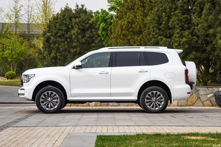 Chưa hết, Tank 500 Hi4-T 2023 còn có các chế độ vận hành thuần điện, hybrid và thông minh để đáp ứng nhu cầu đa dạng của người dùng. Theo hãng GWM, hệ truyền động hybrid này chỉ tiêu thụ lượng nhiên liệu thấp nhất là 2,2 lít/100 km vì cụm pin 37,1 kWh cho phép xe chạy được 110 km mà không cần dùng động cơ xăng, theo chu trình thử nghiệm WLTP của châu Âu.