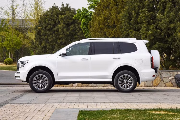 Chưa hết, Tank 500 Hi4-T 2023 còn có các chế độ vận hành thuần điện, hybrid và thông minh để đáp ứng nhu cầu đa dạng của người dùng. Theo hãng GWM, hệ truyền động hybrid này chỉ tiêu thụ lượng nhiên liệu thấp nhất là 2,2 lít/100 km vì cụm pin 37,1 kWh cho phép xe chạy được 110 km mà không cần dùng động cơ xăng, theo chu trình thử nghiệm WLTP của châu Âu.