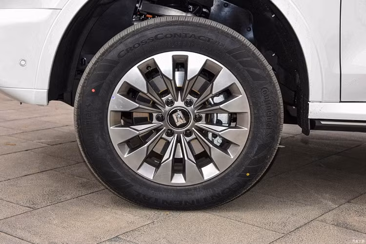 Bên ngoài, Tank 500 Hi4-T 2023 gây ấn tượng với ngoại hình khá khỏe khoắn và cơ bắp, theo phong cách tương tự Toyota Land Cruiser. Có được điều đó là nhờ lưới tản nhiệt mạ crôm cỡ lớn, tích hợp logo hình chiếc xe tăng, trên đầu xe. Bên cạnh đó là đèn pha vuông vức, đi kèm dải đèn LED định vị ban ngày và đèn báo rẽ LED. Trên cản trước của xe còn có thêm dải đèn sương mù LED khá mỏng.