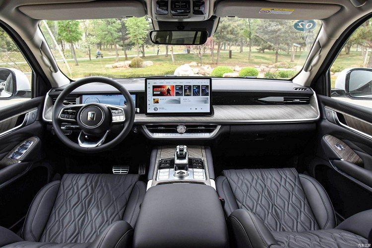 Ngoài hệ truyền động PHEV, mẫu xe này sở hữu thiết kế và trang bị không khác biệt so với các phiên bản còn lại của dòng Tank 500. Xe vẫn giữ nguyên kích thước bao gồm chiều dài 5.078 mm, chiều rộng 1.934 mm, chiều cao 1.905 mm và chiều dài cơ sở 2.850 mm. Với kích thước này, Tank 500 Hi4-T 2023 được coi là đối thủ của Toyota Land Cruiser.