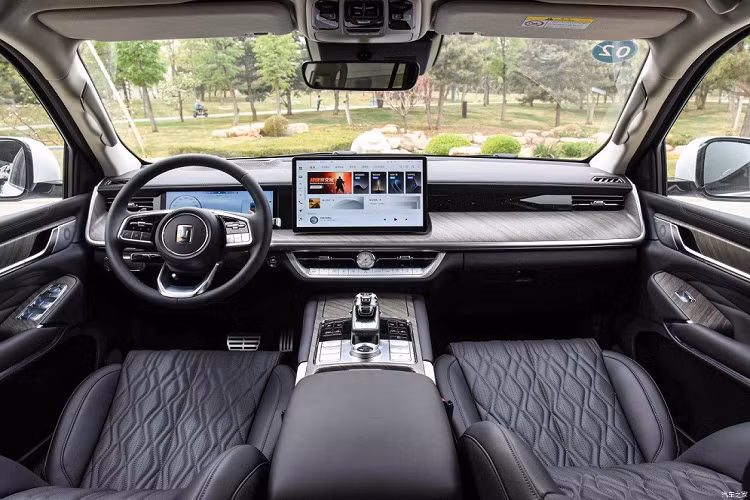 Ngoài hệ truyền động PHEV, mẫu xe này sở hữu thiết kế và trang bị không khác biệt so với các phiên bản còn lại của dòng Tank 500. Xe vẫn giữ nguyên kích thước bao gồm chiều dài 5.078 mm, chiều rộng 1.934 mm, chiều cao 1.905 mm và chiều dài cơ sở 2.850 mm. Với kích thước này, Tank 500 Hi4-T 2023 được coi là đối thủ của Toyota Land Cruiser.