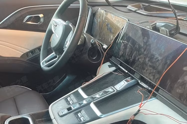 Nội thất của Haval B07 bị bắt có màu trắng đen, nhìn tổng thể khá đơn giản nhưng lại có thiết kế mới mẻ, đặc nhất là vị trí bảng điều khiển trung tâm. Không quá khó để nhận ra Haval B07 3033 mới có thiết kế màn hình tràn viền, kéo dài đến sang tận ghế phụ, điều này giúp cho hành khách ngồi kế bên tài xế cũng có khoảng trời riêng giải trí cho bản thân mình.