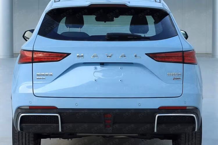 Chưa hết, đánh giá từ những bức ảnh chụp nội thất của xe Haval B07 cho thấy, không gian phía sau của chiếc xe SUV cỡ trung tương đối rộng rãi, xe có 5 chỗ ngồi với hàng ghế sau nếu chỉ có 2 người ngồi, có thể mở bệ tỳ tay ra.