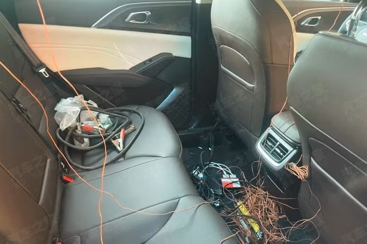 Bên dưới bảng điều khiển trung tâm, chúng ta sẽ thấy sự bắt nhịp thời đại của Haval trên B07 là rất nhanh, các nút bấm vật lý của xe mới tập trung chủ yếu ở đây và số lượng cũng không nhiều, phù hợp với xu hướng thiết kế “màn hình lớn, ít nút bấm” hiện nay của nhiều hãng.