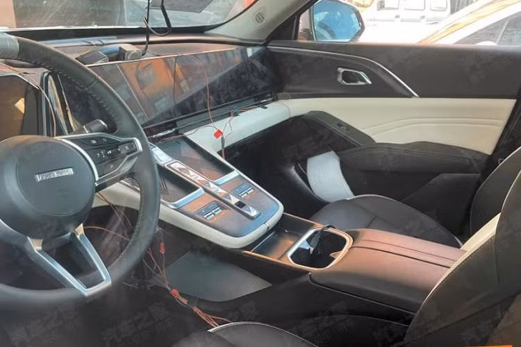 Trong năm 2023 này, Haval sẽ có nhiều chuyện để làm khi sẽ ra mắt kha khá các mẫu xe SUV, 1 trong số đó chính là Haval B07, mẫu SUV cỡ trung có thể được đổi tên thành Xiaolong MAX hoặc tây hơn là Ruge MAX khi ra mắt. Sau hình ảnh bị bắt gặp "trần trụi" tại nhà máy, giúp cho cư dân mạng có cái nhìn tổng thể về thiết kế của xe, đến nay, trên mạng xã hội lại lan truyền các hình ảnh chụp bên trong nội thất của Haval B07.