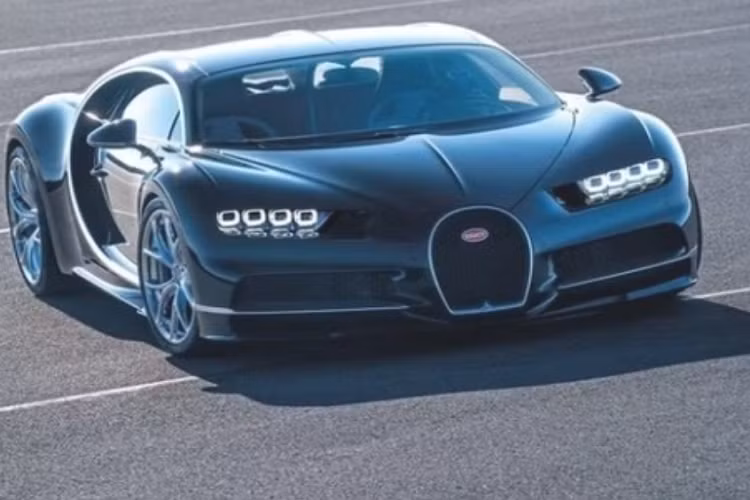 Cụ thể, khách hàng mua Bugatti Chiron sẽ được miễn phí bảo trì trong 4 năm đầu tiên. Những năm sau đó, chủ xe sẽ phải chi trả những khoản phí thường niên như thay dầu, bộ lọc dầu, thay pin chìa khóa, thay bộ lọc bụi khí và dầu phanh…, ước tính mất khoảng 11.500 USD (khoảng 270 triệu đồng).