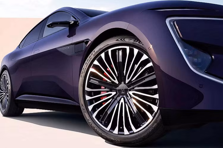 Bugatti 16C Galibier. Cột A dốc nhiều và uốn cong, cộng với phần kính cửa sổ bên hông khá nhỏ so với tổng thể thân hình, càng củng cố thêm cho hiệu ứng thị giác nổi bật mà Avatr 12 đem lại. Chiếc xe điện này dài 5.020 mm, rộng 1.999 mm và cao 1.460 mm, với chiều dài cơ sở đạt 3.020 mm. So với Panamera thế hệ mới nhất hiện nay, Avatr 12 ngắn hơn 29 mm, rộng hơn 62 mm và thấp hơn 37 mm.