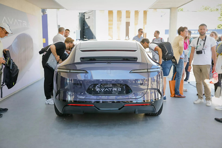 Hiện tại, Changan nắm giữ hơn 40% cổ phần trong khi CATL sở hữu hơn 17%, phần còn lại thuộc về các quỹ đầu tư khác nhau. Riêng Huawei tuy không phải cổ đông chính nhưng tham gia với vai trò đối tác chiến lược, cung cấp mô-tơ điện, phần mềm điều khiển và các bộ phận thiết yếu tạo nên chiếc xe.