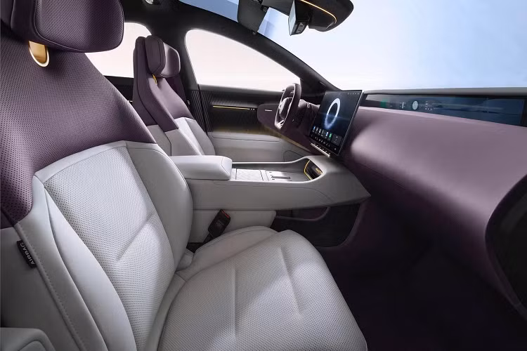 Đặc biệt phần chiều dài cơ sở của Avatr 12 trội hơn Panamera tới 70 mm, đây là điều dễ hiểu vì thiết kế đặc thù của xe điện cần sàn phẳng để đặt bộ pin lớn. Đèn chiếu sáng hai tầng và đèn pha tích hợp vào cản trước. Avatr 12 được thiết kế với các thành phần ẩn mình trong thân xe khi không cần đến và sẽ “bật ra” khi sử dụng, chẳng hạn như tay nắm cửa và cả cánh lướt gió khí động học ở phía đuôi xe.