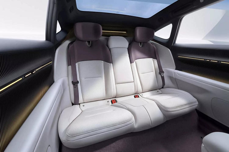 Ở hai bên hông là cặp camera quan sát thay cho gương chiếu hậu truyền thống. Phía trong xe cũng có camera dùng để hiển thị hình ảnh ở sau xe, do thiết kế ngoại thất độc đáo khiến Avatr 12 không có cửa sổ sau. Bên trong, Avatr 12 thể hiện sự kết hợp hài hòa giữa ngôn ngữ tối giản và vật liệu chất lượng cao. Tại táp-lô là một màn hình cảm ứng nổi, được đặt tương đối thấp với một hàng nút vật lý bên dưới.