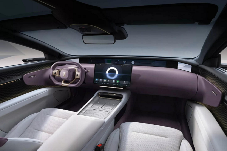 Avatr 12 gây ấn tượng bởi kiểu dáng độc đáo, gợi nhớ đến Porsche Panamera với thân hình tựa như chiếc sedan hạng sang bề thế nhưng phần mui lại vuốt cong dần về phía đuôi và có cửa khoang hành lý kích thước lớn. Những người mê xe trên mạng xã hội Trung Quốc thậm chí còn so sánh Avatr 12 với…