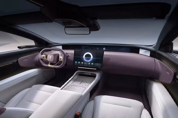 Avatr 12 gây ấn tượng bởi kiểu dáng độc đáo, gợi nhớ đến Porsche Panamera với thân hình tựa như chiếc sedan hạng sang bề thế nhưng phần mui lại vuốt cong dần về phía đuôi và có cửa khoang hành lý kích thước lớn. Những người mê xe trên mạng xã hội Trung Quốc thậm chí còn so sánh Avatr 12 với…