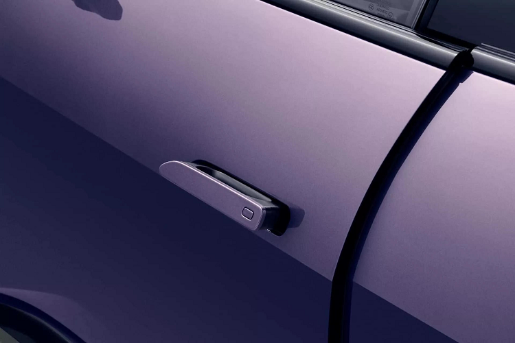 Các trang bị tiện ích của Avatr 12 đều mang tính chất hiện đại như tới từ tương lai, chẳng hạn như mui kính toàn cảnh có thể tăng/giảm độ sáng bằng cơ chế điện sắc, hệ thống đèn viền nội thất thay đổi phù hợp với cảm xúc người ngồi trong xe, hệ thống tạo hương thơm với 3 mùi hương lấy cảm hứng từ thiên nhiên… Toàn bộ nội thất bọc da Nappa, dàn âm thanh lên tới 27 loa và xe cũng trang bị bộ hỗ trợ lái Huawei Advanced Driving System 2.0 với 29 cảm biến tiên tiến, trong đó có 3 LiDAR.