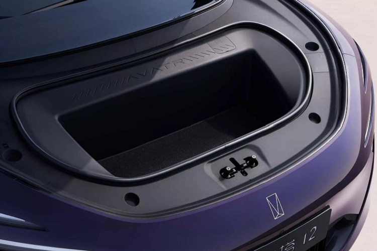 Hướng mắt lên trên, tại khu vực viền dưới của kính chắn gió phía trước, là một dải màn hình siêu dài 35,4 inch. Hai cạnh ngoài cùng của màn hình này sẽ hiển thị hình ảnh từ camera chiếu hậu bên hông, còn ở giữa là các phần hiển thị thông tin dành cho người lái và cho hành khách được phân chia riêng biệt. Cần số nằm ngay sau vô-lăng thể thao hình bầu dục.