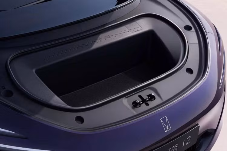 Hướng mắt lên trên, tại khu vực viền dưới của kính chắn gió phía trước, là một dải màn hình siêu dài 35,4 inch. Hai cạnh ngoài cùng của màn hình này sẽ hiển thị hình ảnh từ camera chiếu hậu bên hông, còn ở giữa là các phần hiển thị thông tin dành cho người lái và cho hành khách được phân chia riêng biệt. Cần số nằm ngay sau vô-lăng thể thao hình bầu dục.