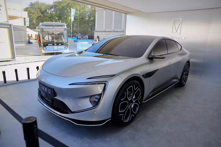 Avatr 12 của Trung Quốc đầu được thành lập như một dự án hợp tác giữa Changan New Energy và Nio vào năm 2018. Tuy nhiên sau đó Nio đã rời đi và nhà sản xuất pin nội địa lớn nhất tại thị trường tỷ dân là CATL đã tham gia thay thế.