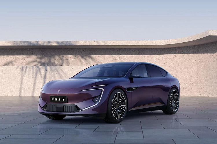 Triển lãm IAA Mobility 2023 tại Đức tràn ngập các thương hiệu xe điện đến từ Trung Quốc. Trong số này, một mẫu xe có thể nói là tiêu biểu nhất, thu hút được nhiều sự chú ý nhất là chiếc xe Avatr 12 2024 chạy điện. Đây là sản phẩm của Avatr, một công ty được thành lập bởi liên minh giữa Changan, Huawei và CATL.