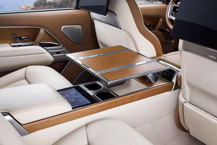 Bentley Bentayga có hơn 8 năm lấy lòng các đại gia ở khắp nơi trên thế giới nên vẫn là lựa chọn tốt cho vị tri thứ 6 này. Bentley Bentayga có bản V8, W12, Hybrid, Speed, S, EWB, First Edition...