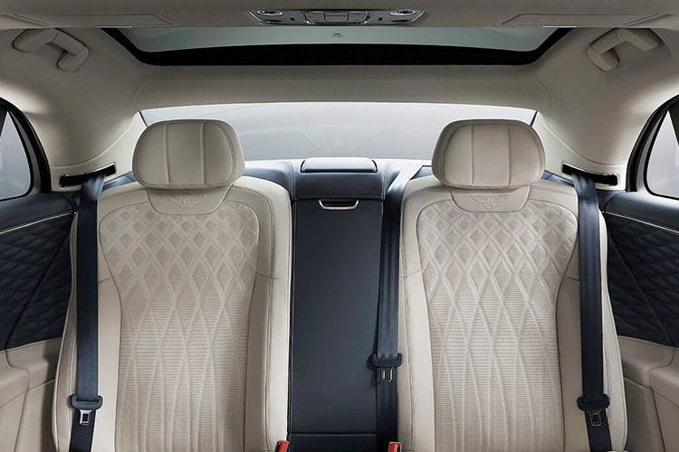 Da sử dụng cho ghế trên xe được tuyển lựa từ đàn gia súc vùng đồng cỏ Bắc Âu và đã trải qua quá trình thuộc da. Đây là cách các hãng xe siêu sang chiều chuộng khách hàng. Ghế của xe đục lỗ thông hơi, massage. Hệ thống âm thanh giải trí 10 loa, công suất 650 W, đèn trang trí nội thất...