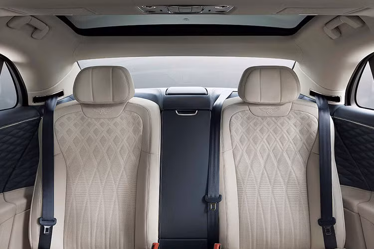 Da sử dụng cho ghế trên xe được tuyển lựa từ đàn gia súc vùng đồng cỏ Bắc Âu và đã trải qua quá trình thuộc da. Đây là cách các hãng xe siêu sang chiều chuộng khách hàng. Ghế của xe đục lỗ thông hơi, massage. Hệ thống âm thanh giải trí 10 loa, công suất 650 W, đèn trang trí nội thất...