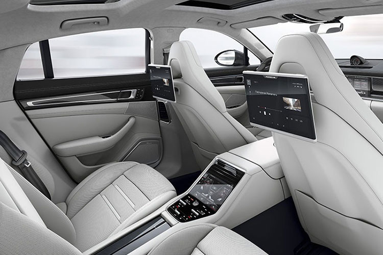 Những yếu tố này đã giúp Porsche Panamera được đánh giá cao cho 1 chiếc xe sang/xe coupe 4 cửa có nội thất sang trọng. Porsche Panemera có 11 phiên bản để bạn lựa chọn, trong đó, Panamera Turbo S Hybrid là tùy chọn hàng đầu khi có giá hơn 196.000 USD và sở hữu khối động cơ V8, dung tích 4.0 lít, tăng áp kép, cung cấp công suất lên tới 690 mã lực.