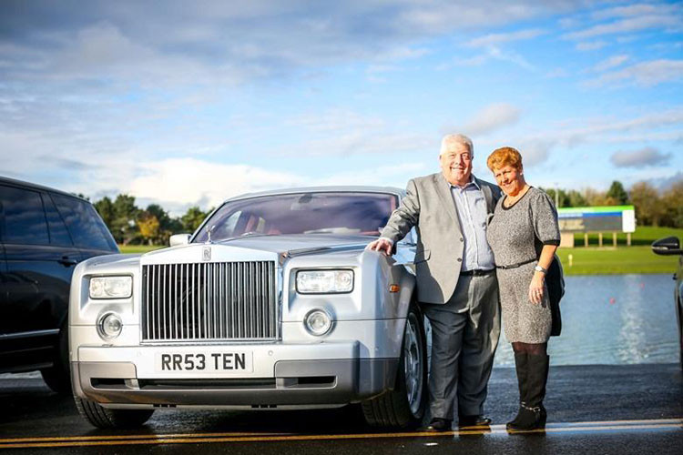 Trong 23 năm qua, Tom Naylor đã chi hơn 1 triệu triệu bảng Anh để mua siêu xe, xe thể thao và cả những chiếc Rolls-Royce siêu sang để thỏa cơn thèm xe hơi đắt tiền lúc mình còn làm tài xế xe tải.