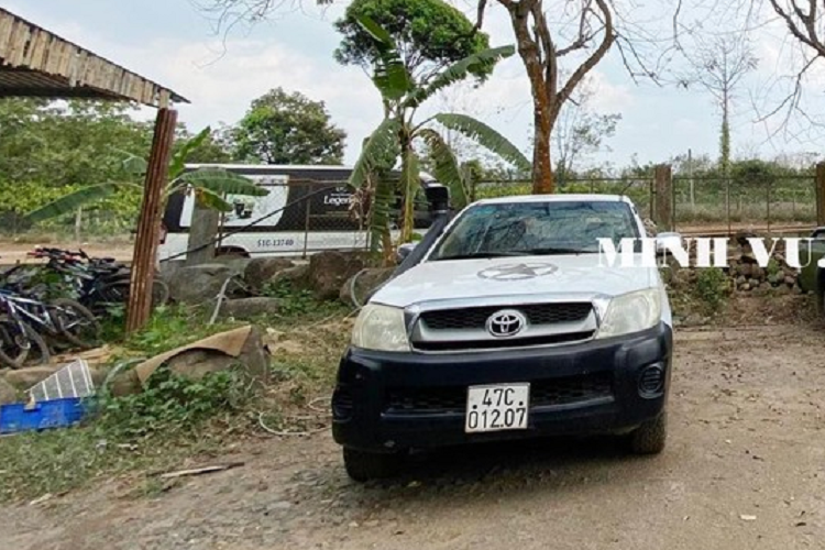 Lúc này trong nhà để xe có 6 chiếc xe gầm cao máy thoáng cùng hàng chục xe điện và những vật tư khác được để tại đây, các xe này được tiết lộ túc trực 24/24 ở Thác Dray Nur, khách tham quan có thể chiêm ngưỡng, cách đây hơn 1 tháng, khách có thể ngồi trên các xe bán tải để vượt địa hình đồi núi, sông suối.