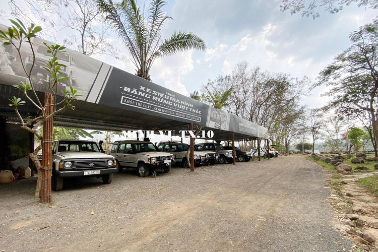 "Qua" Vũ ước tính sở hữu trên 500 chiếc xe ôtô với giá trị đã hơn 1.350 tỷ đồng, để có thể chứa hết dàn xe này, "vua cà phê" Việt Nam liên tục cho xây dựng nhiều garage xe khác nhau ở Sài Gòn và Đắk Lắk, dù vậy, các garage xe ôtô của Đặng Lê Nguyên Vũ với những người mê xe đều "nội bất xuất, ngoại bất nhập"