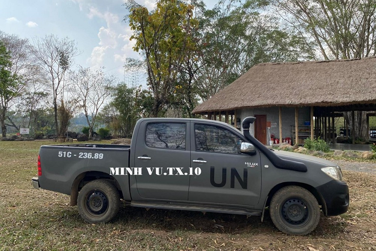 Đường bây giờ rất xấu và bụi bặm, đi ôtô cho khỏe, chốt giá, chiếc xe bắt đầu lăn bánh, tầm 1 km đầu tiên, đoạn đường láng nhựa rất đẹp, chỉ có 1 đoạn ổ voi, sâu vào trong đường bắt đầu xấu nhưng chỉ 2 km nữa, 1 đoạn đường dài đẹp hiện ra khiến tôi có cảm giác bị hố, đi xe máy chắc rẻ được 200.000 nghìn đồng.