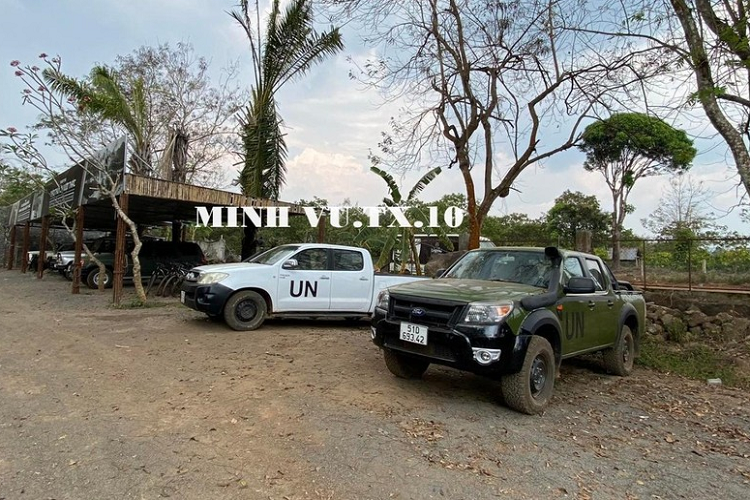 Nhưng trước khi bắt xe vào Thác Dray Nur, phải lót bụng bằng gì đã, tiện mồm hỏi anh lơ thì được chỉ đi bộ xéo sang đường, có quán bún bò ngon, các tài xế xe tải rất hay ăn. Sau 45 phút ăn sáng và uống nước, bắt chuyện với người dân gần đó họ tư vấn đi ôtô chỉ có 420.000 đồng cho quãng đường hơn 10 km cả đi và về