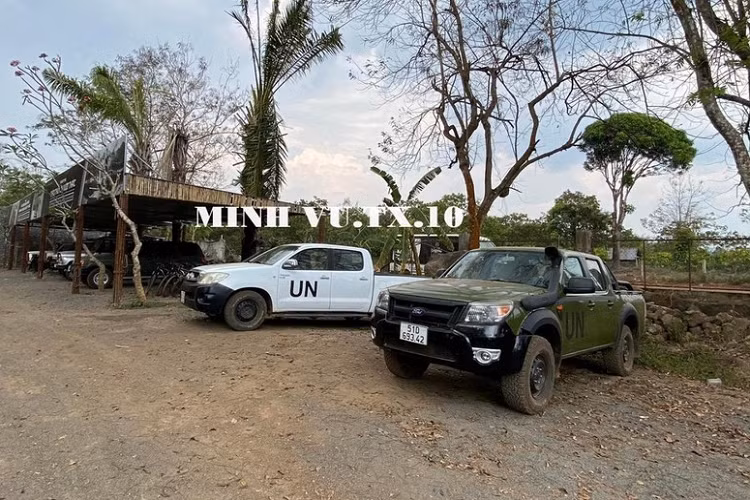 Nhưng trước khi bắt xe vào Thác Dray Nur, phải lót bụng bằng gì đã, tiện mồm hỏi anh lơ thì được chỉ đi bộ xéo sang đường, có quán bún bò ngon, các tài xế xe tải rất hay ăn. Sau 45 phút ăn sáng và uống nước, bắt chuyện với người dân gần đó họ tư vấn đi ôtô chỉ có 420.000 đồng cho quãng đường hơn 10 km cả đi và về