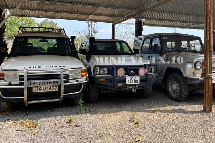 22 giờ 45 phút tối, tại bến xe miền Đông cũ, chiếc xe khách limousine bắt đầu xuất phát để tiến về thủ phủ cà phê của Việt Nam, thành phố Buôn Ma Thuột, tỉnh Đắk Lắk, tuy nhiên, đích đến của tôi lại là Thác Dray Nur nên đã dặn anh lơ xe rất kỹ cho em xuống đường nào gần nhất để vào thác. Lịch trình đi từ gần 11 giờ đêm sẽ tiện lợi cho việc đến Thác Dray Nur tờ mờ sáng, dễ bắt xe ôm hay taxi vào bên trong.