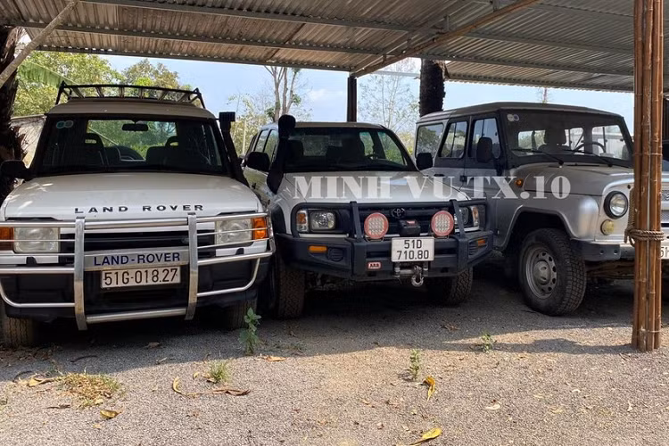 22 giờ 45 phút tối, tại bến xe miền Đông cũ, chiếc xe khách limousine bắt đầu xuất phát để tiến về thủ phủ cà phê của Việt Nam, thành phố Buôn Ma Thuột, tỉnh Đắk Lắk, tuy nhiên, đích đến của tôi lại là Thác Dray Nur nên đã dặn anh lơ xe rất kỹ cho em xuống đường nào gần nhất để vào thác. Lịch trình đi từ gần 11 giờ đêm sẽ tiện lợi cho việc đến Thác Dray Nur tờ mờ sáng, dễ bắt xe ôm hay taxi vào bên trong.