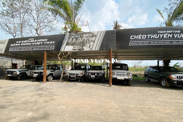 Nhưng sau khi qua 1 cổng chào, con đường trước mắt khiến ai nấy cũng phải lắc đầu, ngồi ô tô chẳng khác gì cưỡi ngựa. Đoạn đường xuống cấp nghiêm trọng này tầm hơn 3,5 km thì đến 1 ngã tư, chỉ cần quẹo phải đi thêm 1,6 km là vào Thác Dray Nur, còn đi thẳng là thác Gia Long, nhưng mục đích của chuyến đi này là khám phá garage xe của Trung Nguyên tại đây.