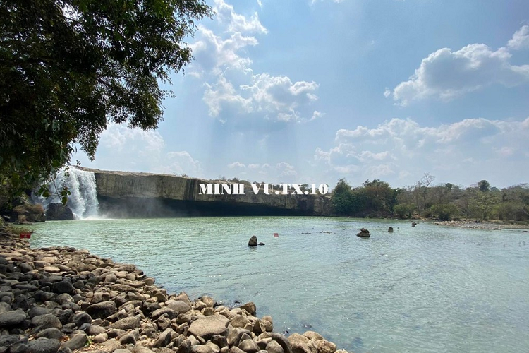 Từ biển báo quẹo phải đi được 1 km là đến đường đất đỏ, chiếc xe ôtô lao đi về trước để lại bụi mù mịt phía sau. Sau gần 9 tiếng trên xe đò và ôtô, tôi đã đến trước cổng của Thác Dray Nur và cách đó không xa, bên tay trái là 1 nhà để xe tầm 6 chiếc, cùng với 3 chiếc xe bán tải được đỗ cách đó không xa.