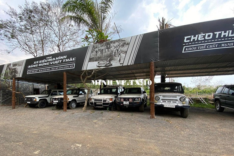 1 tiếng đầu tiên trôi qua với những tiếng trò chuyện của hành khách, lơ xe liên tục gọi điện thoại để đón khách và thu tiền vé những người đón dọc đường, 1 giờ 30 sáng, chiếc xe khách ghé vào 1 điểm dừng chân ở Bù Đăng, tỉnh Bình Phước cho mọi người đi vệ sinh, ăn uống và mua vật dụng cần thiết.