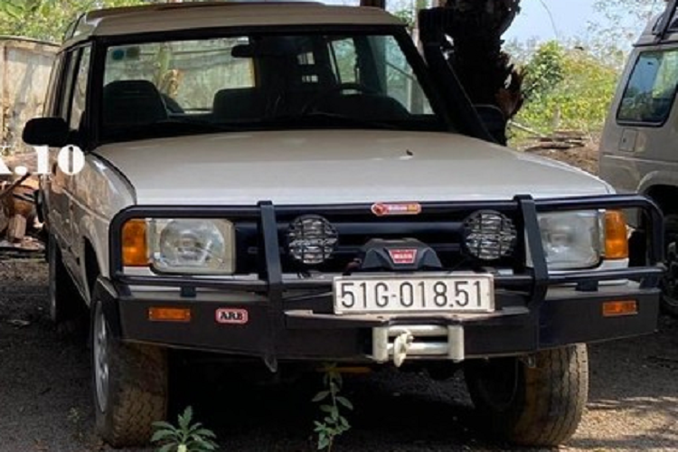 Dàn xe bán tải của ông Đặng Lê Nguyên Vũ có những cái tên như Ford Ranger, Toyota Hilux, ngoài ra còn có nhiều chiếc xe SUV như Land Rover Discovery, Jeep Grand Cherokee hay UAZ...