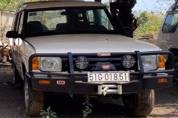 Dàn xe bán tải của ông Đặng Lê Nguyên Vũ có những cái tên như Ford Ranger, Toyota Hilux, ngoài ra còn có nhiều chiếc xe SUV như Land Rover Discovery, Jeep Grand Cherokee hay UAZ...