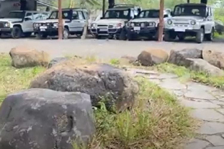 Vé vào Thác Dray Nur là 30.000 đồng, chưa bao gồm tiền gửi xe máy và ôtô, nếu mang đồ ăn từ bên ngoài vào sẽ phụ thu từ 50.000 đồng đến 200.000 đồng. Nhận biên lai thu tiền từ người bán vé, tôi nhanh chóng tiến lại chỗ garage xe toàn những chiếc xe bán tải, SUV hay các dòng xe gầm cao máy thoáng, tuyệt nhiên, xe "2 cửa" không xuất hiện.