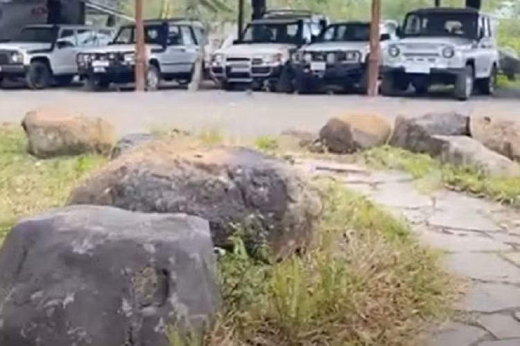 Vé vào Thác Dray Nur là 30.000 đồng, chưa bao gồm tiền gửi xe máy và ôtô, nếu mang đồ ăn từ bên ngoài vào sẽ phụ thu từ 50.000 đồng đến 200.000 đồng. Nhận biên lai thu tiền từ người bán vé, tôi nhanh chóng tiến lại chỗ garage xe toàn những chiếc xe bán tải, SUV hay các dòng xe gầm cao máy thoáng, tuyệt nhiên, xe "2 cửa" không xuất hiện.