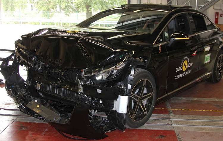 Mercedes-Benz cho xe va cham voi doi thu de kiem tra an toan-Hinh-3