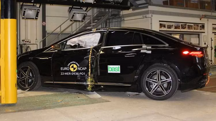 Mercedes-Benz cho xe va cham voi doi thu de kiem tra an toan